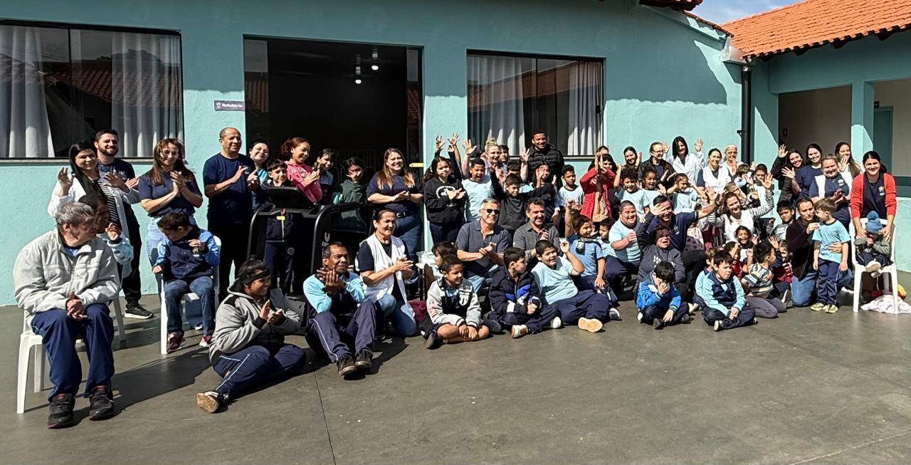 Entrega de equipamentos para sala de fisioterapia da APAE de Cambira 