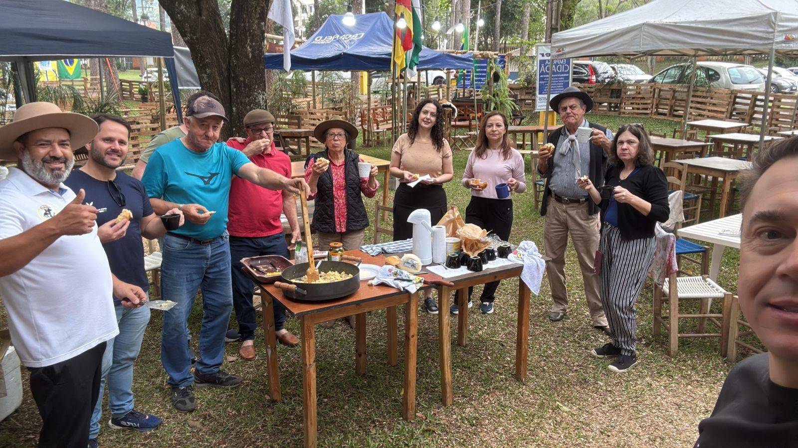 Rotarianos e familiares reunidos num dos almoços.