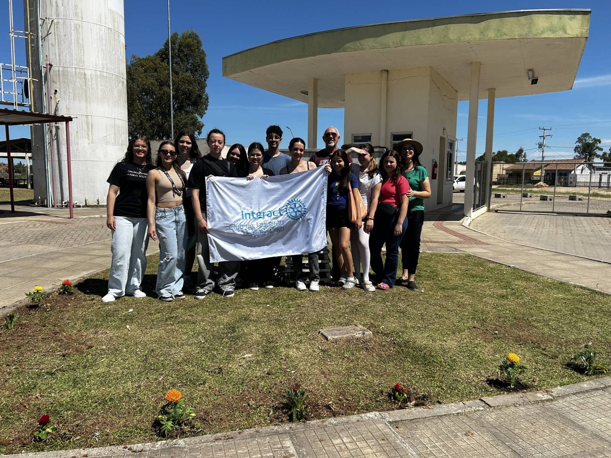 Foto do clube junto do diretor do Campus