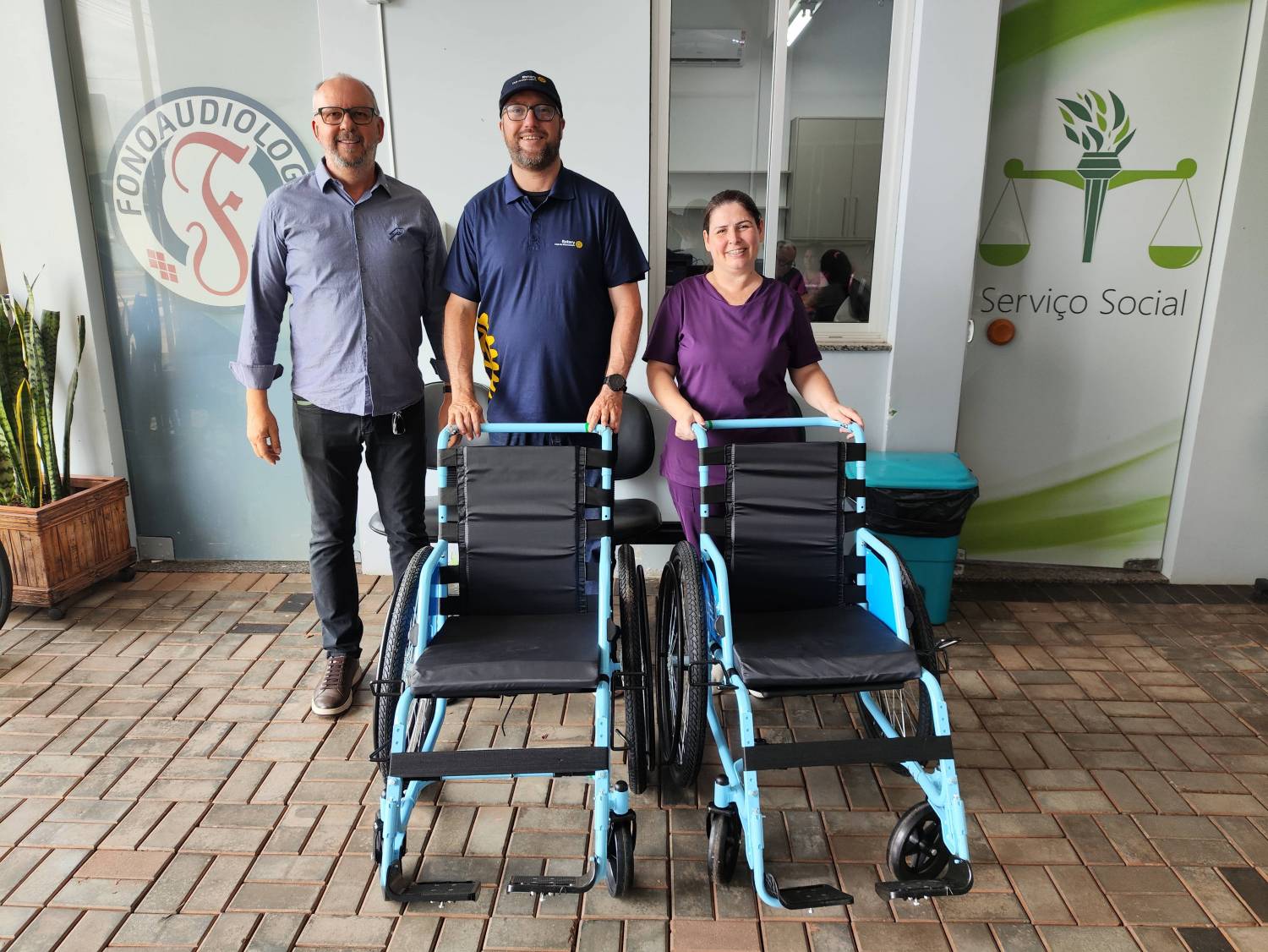 Montagem das cadeiras do projeto "Mobilidade para Todos"