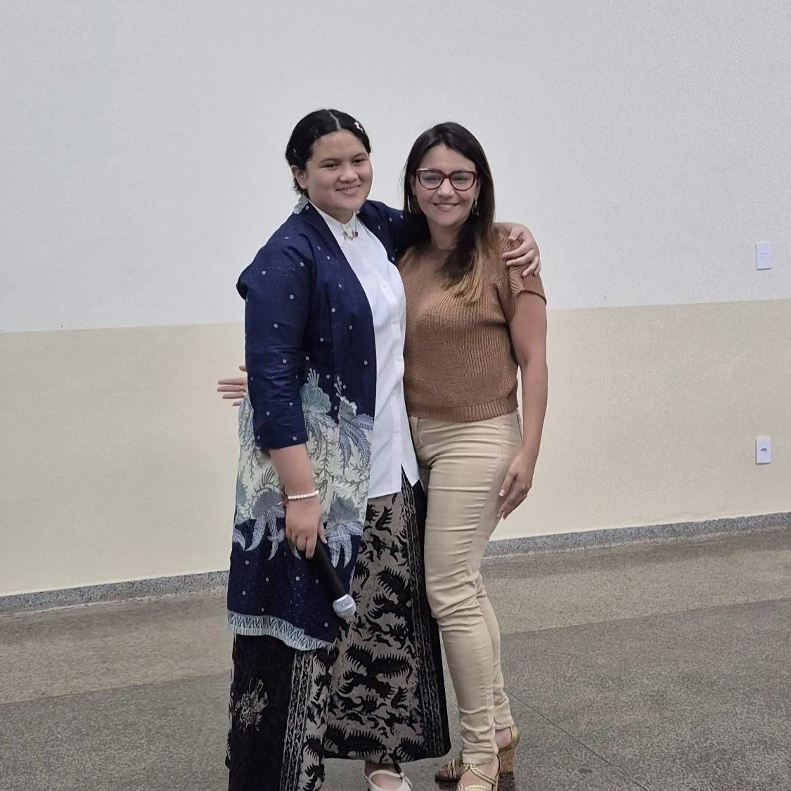 Intercambista Qila faz sua Apresentação no Rotary Club de Franca. Na foto, com sua mãe brasileira, Lilian. 