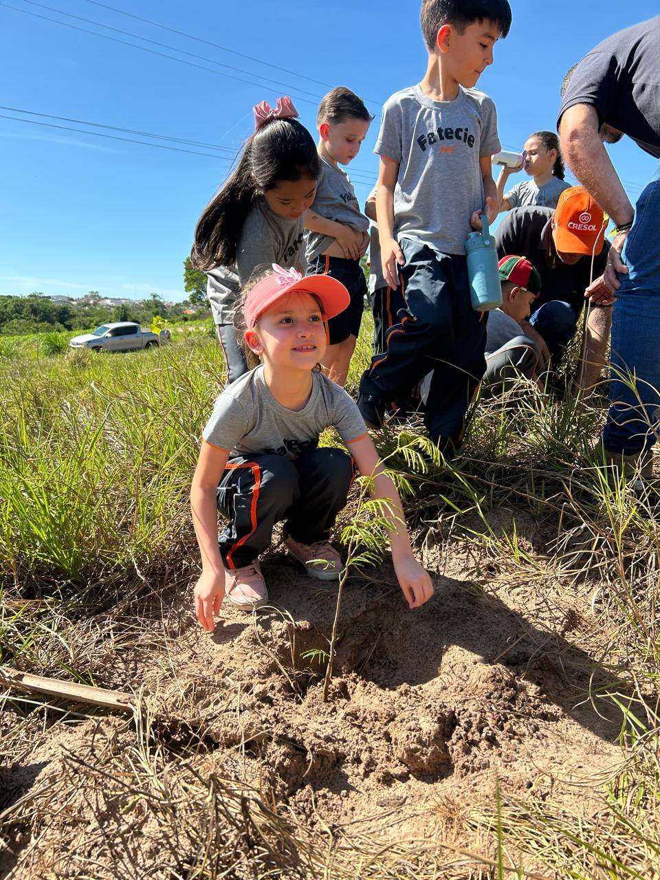 CIANÇAS PLANTANDO ÁRVORES A COLETANDO LIXO