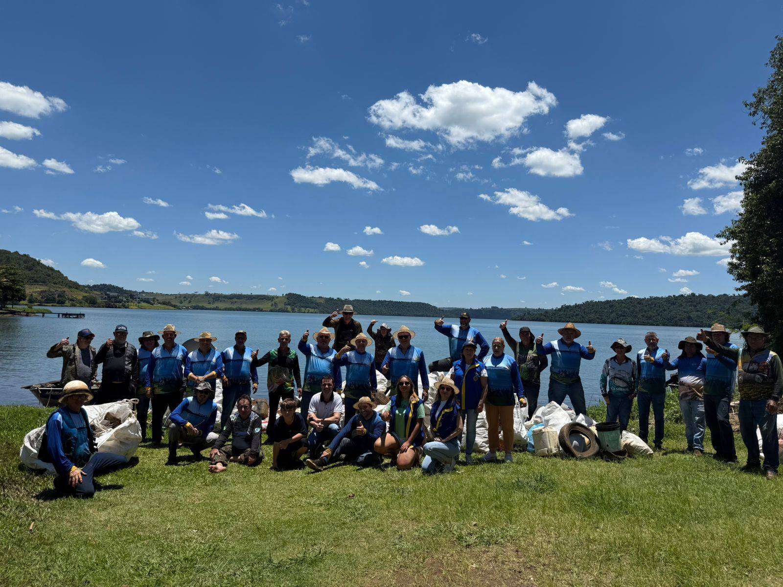 Rotarianos e voluntários em mais uma edição do Projeto Lago Limpo.