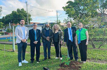 O governador rotário, Marco Antônio Araújo, visitando Vera Cruz, plantou uma árvore na praça da cidade vera-cruzense
