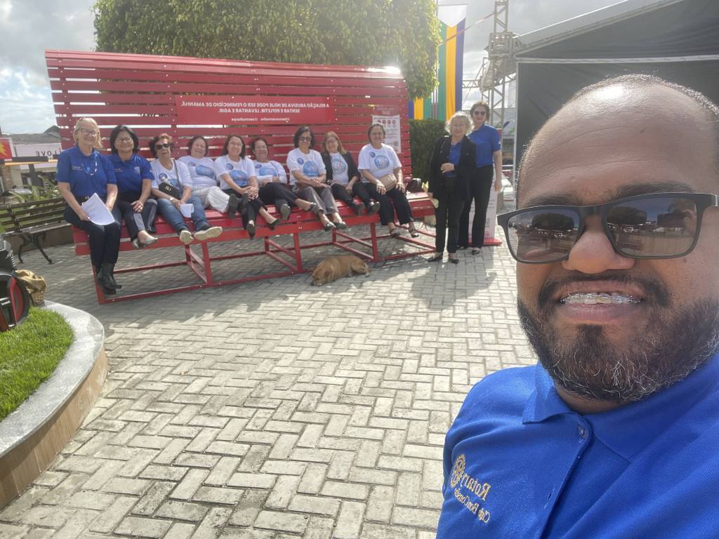 Foto no banco vermelho