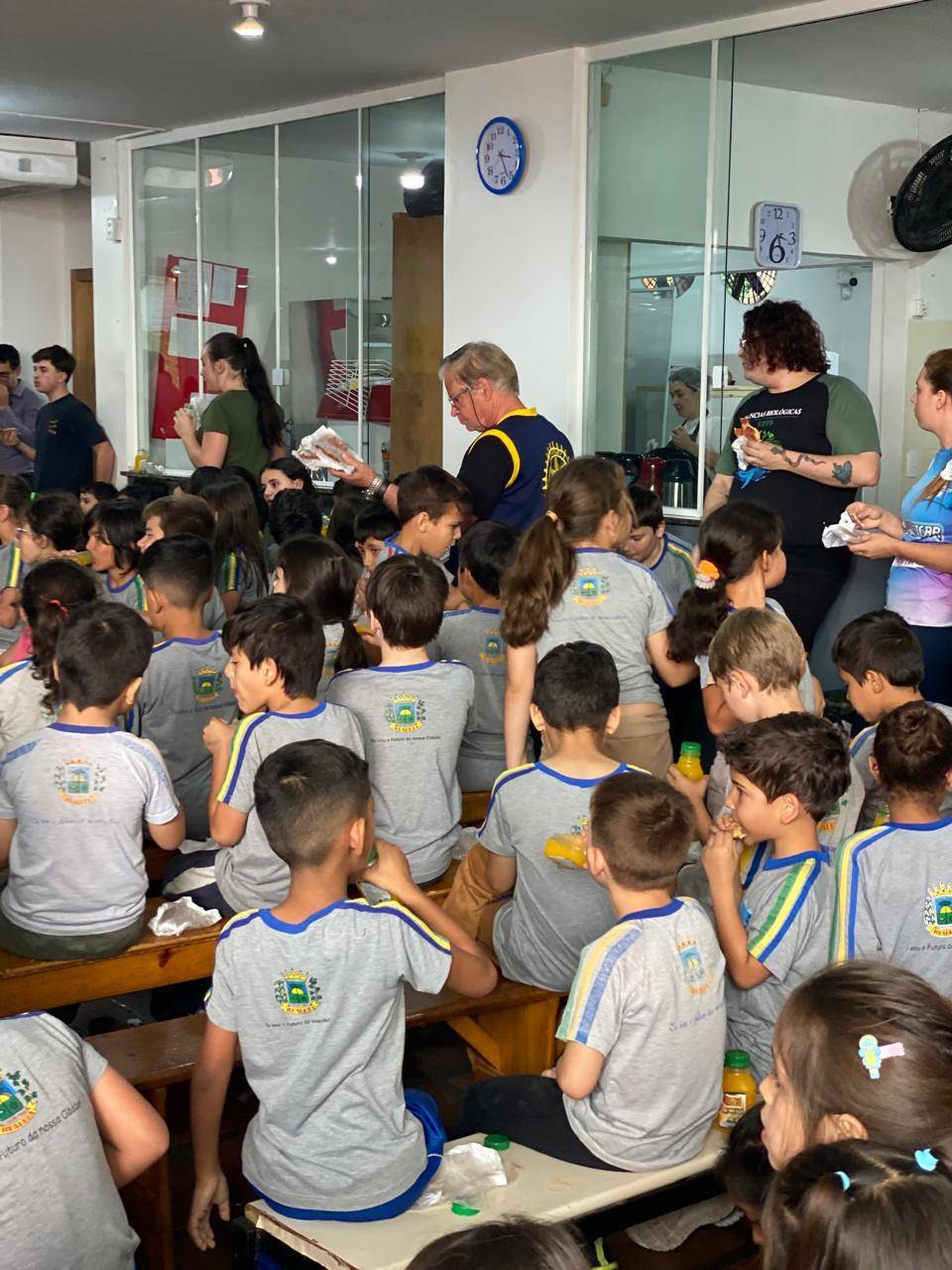 Entrega de Lanches marca Semana da Criança em 3 escolas de Realeza