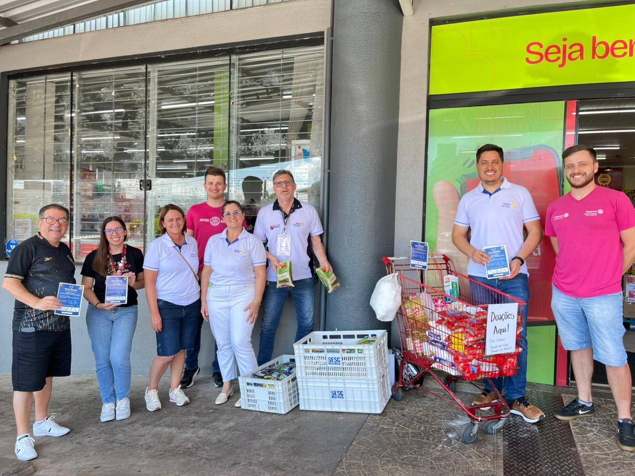 Companheiros do Rotary e Rotaract Club de Chapecó São Cristóvão no posto de coleta da ação