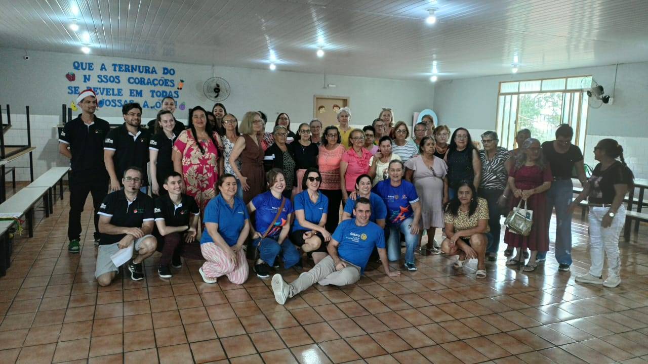 O Rotary Club Francisco Beltrão Alvorada realizou, nesta semana, uma ação de integração junto ao Projeto dos Idosos da Escola Adelíria Meurer, em parceria com a Universidade Federal do Paraná (UFPR). A atividade reuniu rotarianos, acadêmicos e idosos participantes do projeto em uma tarde marcada pelo convívio, troca de experiências e fortalecimento de vínculos.