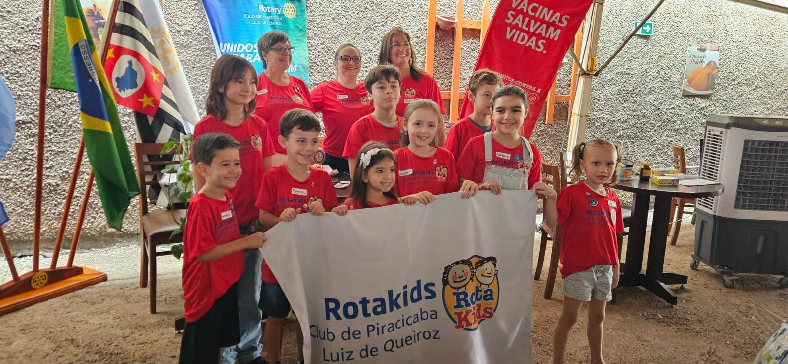 Galerinha de 5 a 11 anos tomando posse 