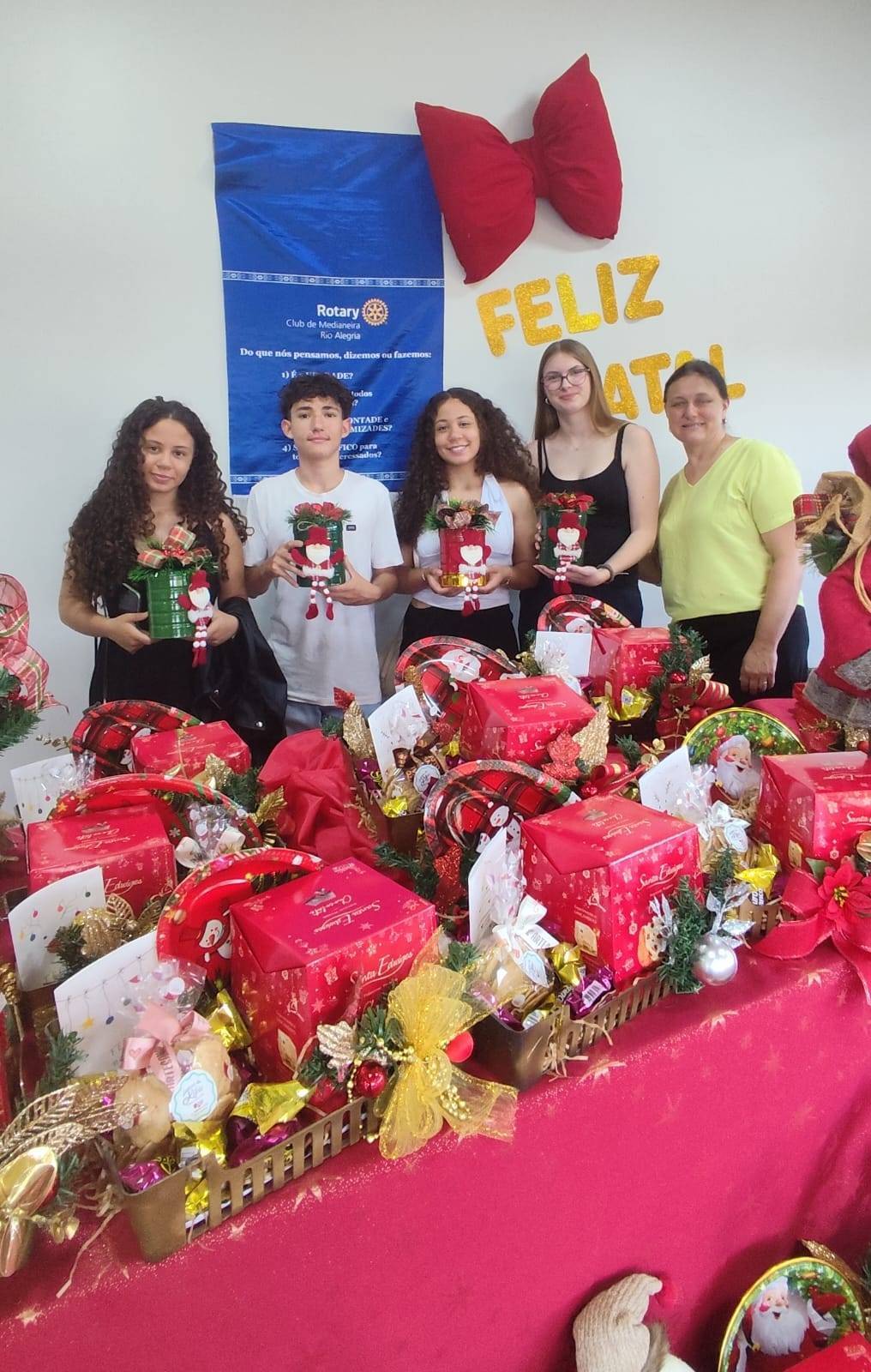 INTERACT CLUB DE MEDIANEIRA REALIZA A FESTIVA DE ENCERRAMENTO DO ANO EM MEDIANEIREA PR