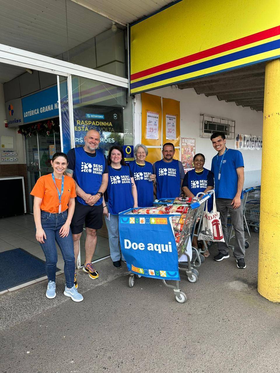 Voluntários do Rotary, Interact e do Lions, juntos na ação do Dia de Doar do SESC Mesa Brasil