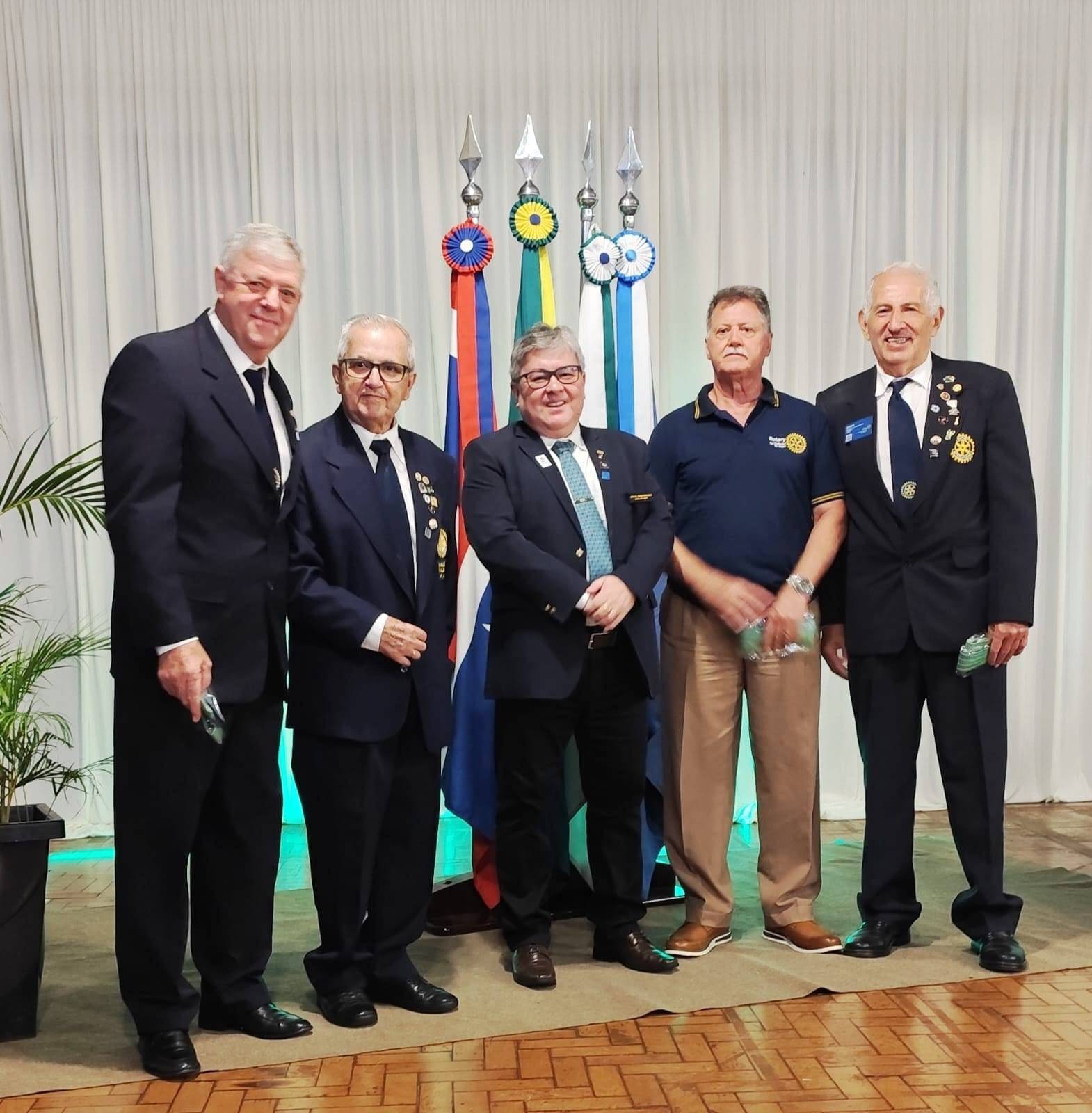  GOVERNADOR JOSE WILSON SCHIAVINATO JUNIOR HOMENAGEIA OS FUNDADORES DO ROTARY CLUB DE MEDIANEIRA RIO ALEGRIA