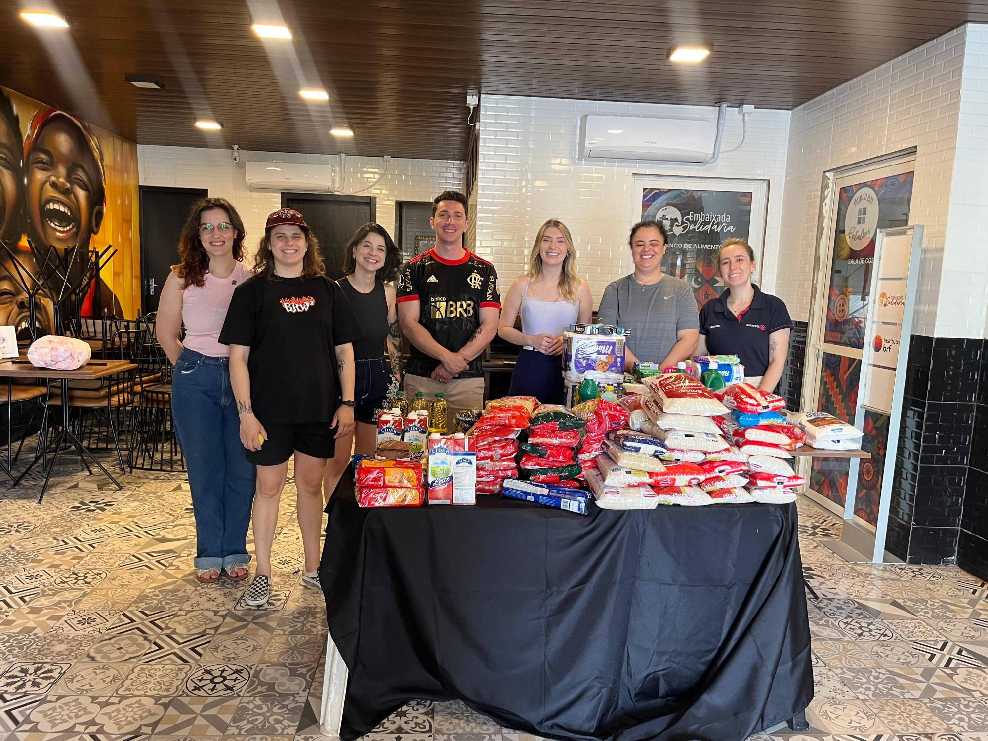 Rotaractianos realizam entrega de itens para Embaixada Solidária 