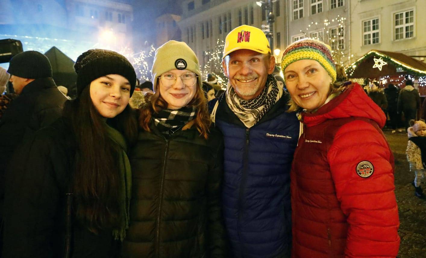 O Natal na Polônia é uma das celebrações mais importantes do ano e possui um significado muito forte para as famílias.  As tradições começam ainda no início de dezembro. Um dia muito esperado é o 6 de dezembro, chamado Mikołajki. Nessa data celebra-se São Nicolau (Święty Mikołaj), e é comum que as crianças recebam pequenos presentes, como doces e lembrancinhas. Esses presentes costumam ser deixados dentro dos sapatos, debaixo do travesseiro ou em meias.  O Mikołajki é visto como o início simbólico do período natalino. A principal celebração do Natal acontece na véspera, no dia 24 de dezembro, conhecida como Wigilia. A ceia só começa quando aparece a primeira estrela no céu, lembrando a Estrela de Belém. Antes da refeição, a família partilha o opłatek, desejando saúde, paz e felicidade uns aos outros, em um momento de união e emoção.  A ceia da Wigilia é tradicionalmente sem carne vermelha e costuma ter doze pratos, representando os doze apóstolos. Entre os pratos mais comuns estão a sopa de beterraba com uszka, os pierogi, peixes como a carpa e o repolho com cogumelos. A mesa também carrega simbolismos, como a palha colocada sob a toalha. Após a ceia, as famílias trocam presentes, cantam canções natalinas chamadas kolędy e muitas pessoas participam da missa da meia-noite, a Pasterka.  Os dias 25 e 26 de dezembro são feriados e costumam ser dedicados ao descanso e ao convívio familiar.  O Natal na Polônia é marcado pela fé, pela tradição e pela união entre as pessoas.  Wesołych Świąt! 🎄  Breve relato sobre o Natal na Polônia com a nossa intercambista Beatriz.
