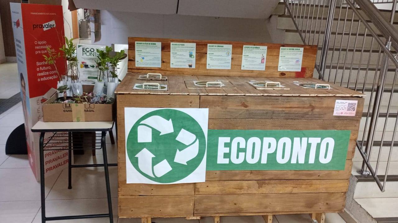 Inauguração dos Ecopontos na Afya Centro Universitário de Pato Branco, disponibilizamos ecopontos para o descarte correto de resíduos que não devem ir ao lixo comum.  Os Ecopontos estão disponíveis nos blocos F e N, onde você pode descartar: - Óleo de cozinha usado - Lixo eletrônico - Pilhas e baterias - Lâmpadas - Materiais escolares usados  O descarte correto preserva o meio ambiente, evita a contaminação do solo e da água e contribui para uma comunidade mais sustentável.