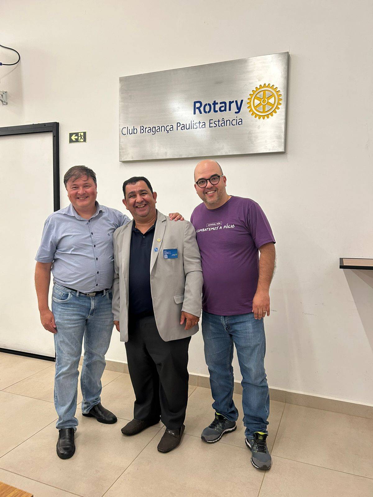 Da esquerda para a direita: Paulinho, Governador Assistente 2025/2026; Alex Inácio Pereira, Governador Distrital 2026/2027; Ismael do Nascimento Jr., Presidente 2025/2026 do Rotary Club Bragança Paulista Estância.