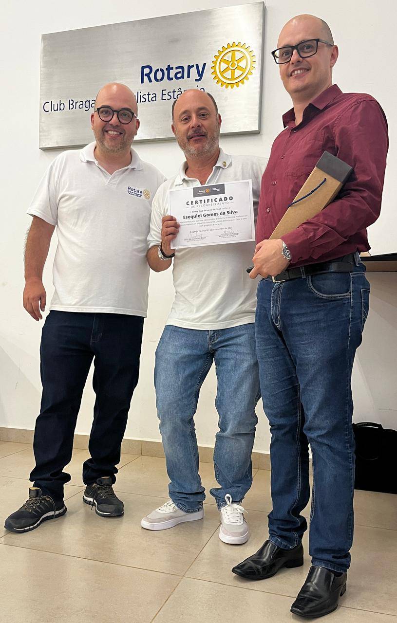 Da esquerda para a direita: Ismael do Nascimento Jr., Presidente do Rotary Club Bragança Paulista Estância – Ano Rotário 2025/2026; João Ricardo Sabella, Presidente do Rotary Club Bragança Paulista Estância – Ano Rotário 2026/2027; Prof. Esequiel, palestrante convidado.