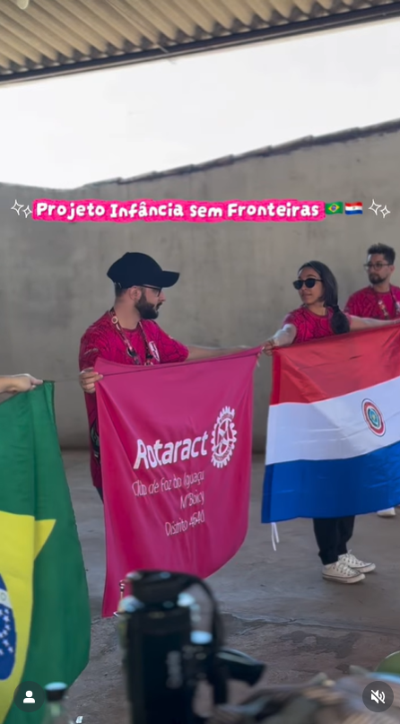 E vamos de TBT do nosso Infância Sem Fronteiras! ✨  No dia 19 de outubro, realizamos a primeira edição do projeto Infância Sem Fronteiras, voltado às crianças do Centro de Treinamento do Jardim Itaipu, em parceria com o Rotaract Club de Ciudad del Este. Foi um dia cheio de integração, alegria e união entre culturas! 🇧🇷🤝🇵🇾  Tivemos a linda apresentação cultural do Paraguai, várias brincadeiras, comida, bebida e muita energia boa espalhada por todos os cantos. 💗  Também rolou uma atividade de conscientização ambiental, com as crianças criando petecas feitas com sacolas plásticas, aprendendo sobre sustentabilidade enquanto se divertiam. 🌱✨  Agradecemos imensamente às doações de picolés e doces, que deixaram o dia ainda mais especial e saboroso! 💛  Foi uma experiência inesquecível e que venha a próxima edição! 🫶✨  #tbt #infânciasemfronteiras #rotaract
