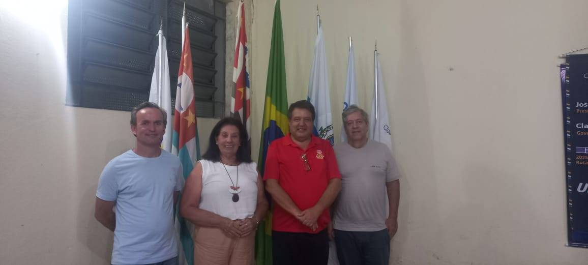 Governador 2025/2026 do Distrito 4571 Claudinei Magalhães, Presidente 2025/2026 do RC Cruzeiro Mantiqueira, José Antonio Cruz, a Palestrante Psicóloga e Psicanalista Maria de Fátima Moreira e o Psicólogo Odair Siqueira.