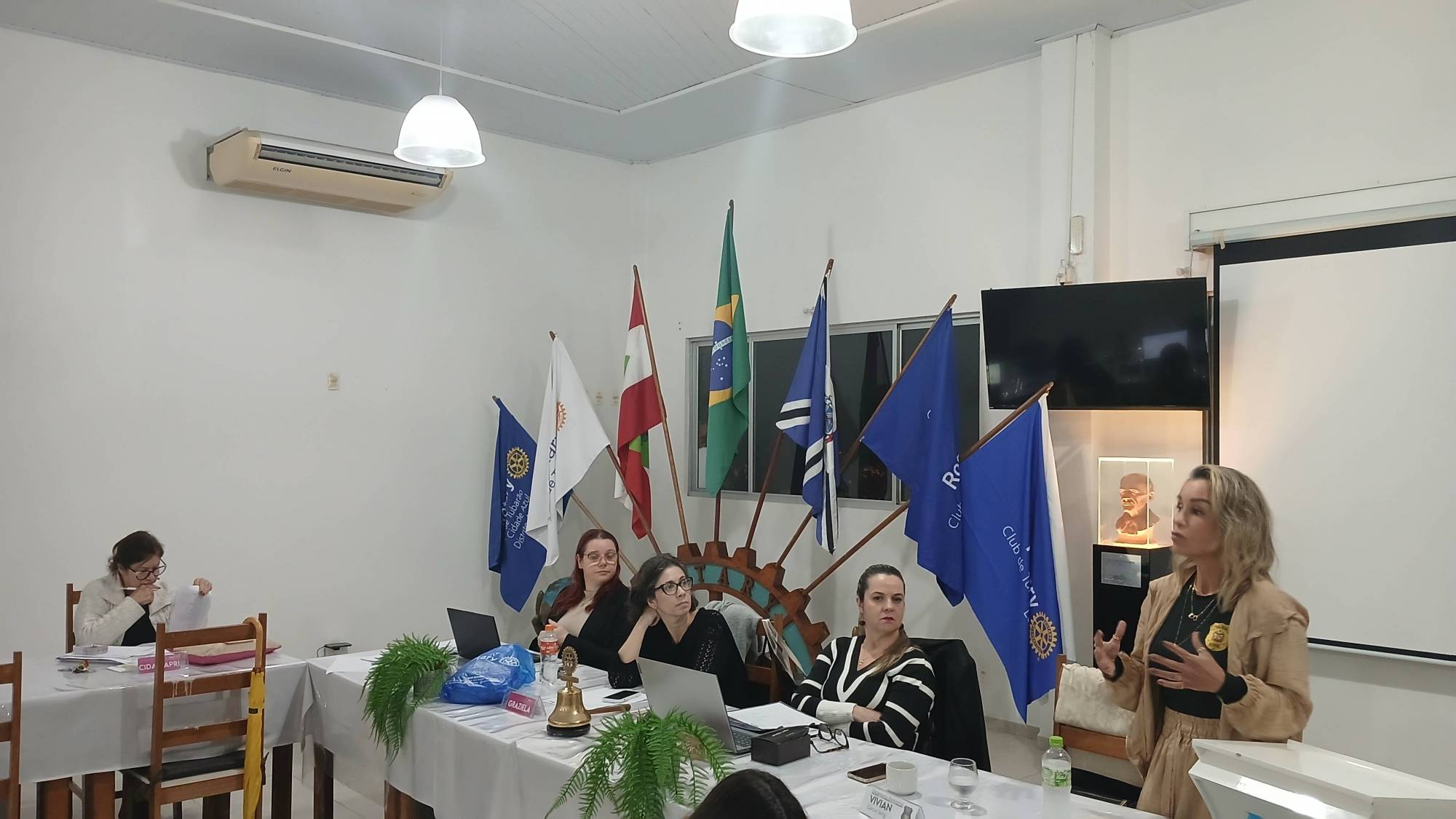 ROTARY CLUB DE TUBARÃO LUZ - AGOSTO LILÁS - PALESTRA COM A DELEGADA VIVIAN GARCIA SELIG