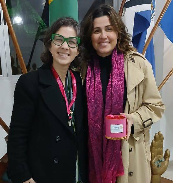 ROTARY CLUB DE TUBARÃO LUZ - PRESIDENTE ENTREGA O LENÇO DA GESTÃO 2025-26 PARA COMPANHEIRA CAMILA