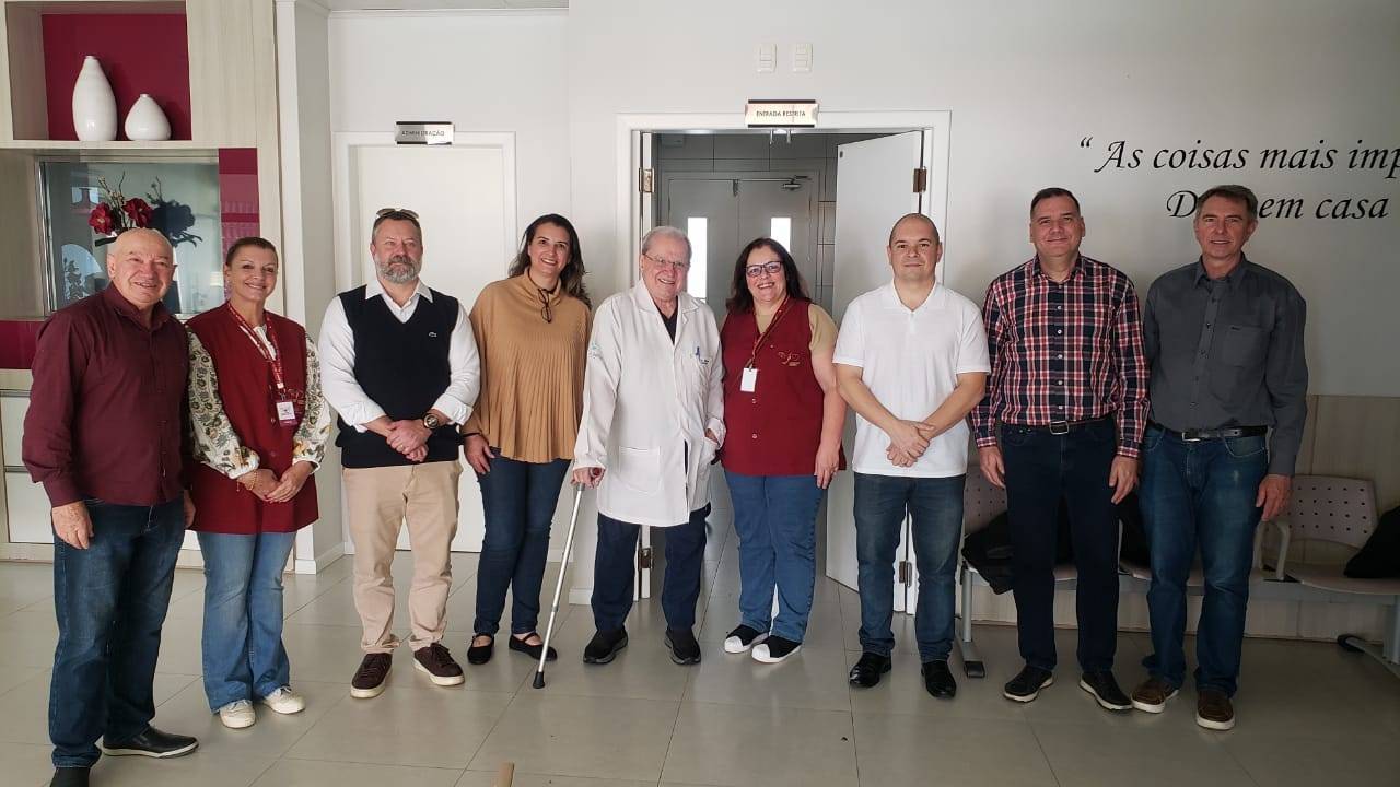 ROTARY CLUB DE TUBARÃO LUZ - GOVERNADOR DISTRITO CONHECE PROJETO BEIJA FLOR E CLINICA RENAL EM TUBARÃO