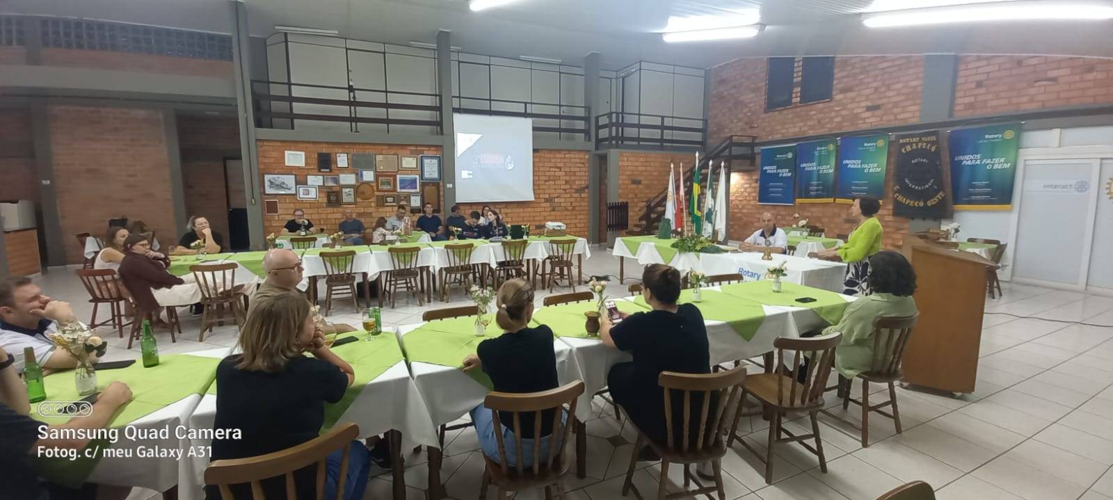 Companheiros do clube acompanhando a Instrução Rotária realizada pela Companheira Solange.