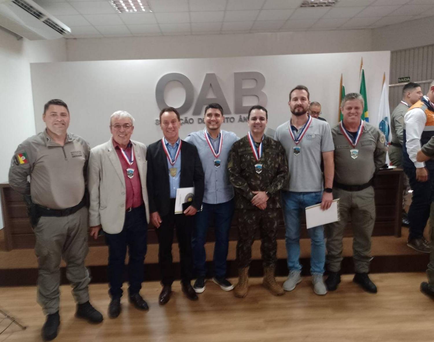 Companheiros do Rotary recebem a Comenda Cruz Missioneira, outorgada pelo 7º Regimento de Polícia Montada.