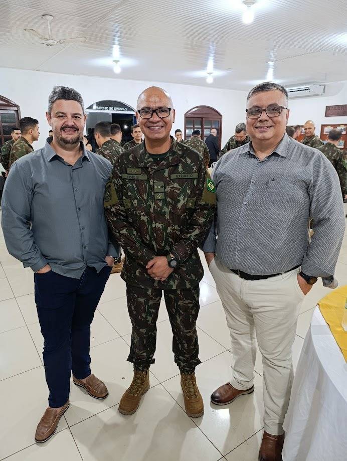 Presidente Alamir Reis Fischer, e o secretário Claudio Cunha prestigiaram a Solenidade de Passagem de Comando do 1º Batalhão de Comunicações, 