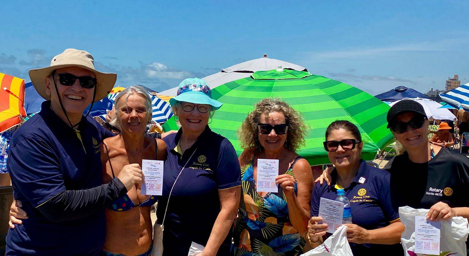 Equipe entregando cartões semente