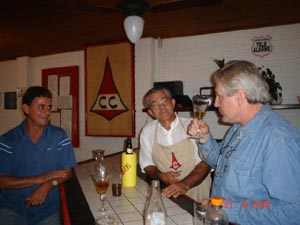Professor em degustação de cerveja.