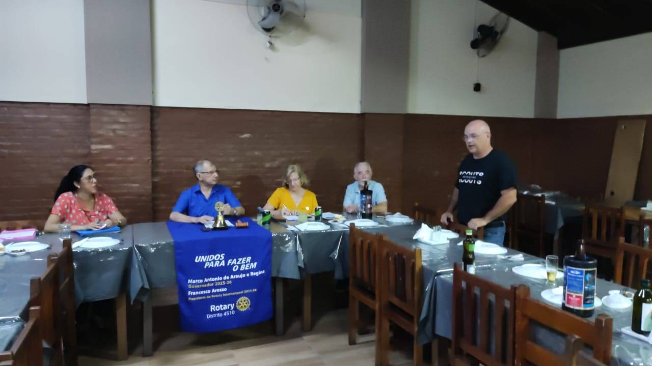 No dia 19 de fevereiro de 2026, o Rotary Club de Garça Real realizou sua 29ª Reunião Ordinária do Ano Rotário 2025-2026, sob a presidência do vice-presidente Amauri Codogno, que conduziu os trabalhos em razão de compromisso oficial da presidente Elaine junto à Câmara Municipal.  A Instrução Rotária foi conduzida pela companheira Maria Ângela, que abordou o tema Áreas de Enfoque do Rotary, destacando as prioridades estratégicas da Fundação Rotária e reforçando a importância de alinhar os projetos do clube às sete áreas: promoção da paz; combate a doenças; água, saneamento e higiene; saúde materno-infantil; apoio à educação; desenvolvimento econômico comunitário; e proteção do meio ambiente.  Na sequência, o companheiro Danilo trouxe uma Informação Rotária alusiva aos 121 anos do Rotary International, relembrando sua fundação em 1905 por Paul Harris e ressaltando os valores de ética, companheirismo e serviço que norteiam a instituição há mais de um século.  Durante a pauta administrativa, foram tratados assuntos importantes como o andamento do Projeto Savana, os preparativos finais para o Yakissoba do Real e a organização da próxima reunião festiva em comemoração ao Dia do Rotariano.  Entretanto, um dos momentos mais marcantes da noite foi o reencontro do companheiro Darcy, sócio fundador do clube, com seu padrinho José. A ocasião foi repleta de emoção, marcada por lembranças dos primeiros anos do clube, revividas por meio de um álbum de fotos que registrou a trajetória e a história construída com dedicação e companheirismo. O momento reforçou os laços de amizade e a importância da memória rotária como inspiração para as novas gerações.  A reunião foi encerrada em clima de união e fortalecimento dos ideais rotários, reafirmando o compromisso do clube com o servir acima de si mesmo.