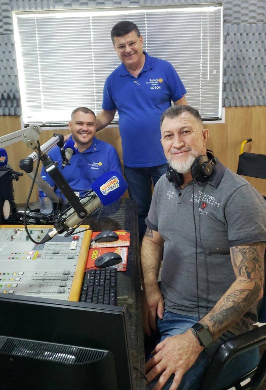 FOTO ESTÚDIO RADIO CIDADE 100,1 FM DA ESQUERDA PARA DIREITA O PRESIDENTE DO RCFI COSTA OESTE ANDERSON BATISTA DE ALMEIDA, DIRETOR DE DQA COMPANHEIRO EDSON SAMPAIO E O APRESENTADOR JOTA.