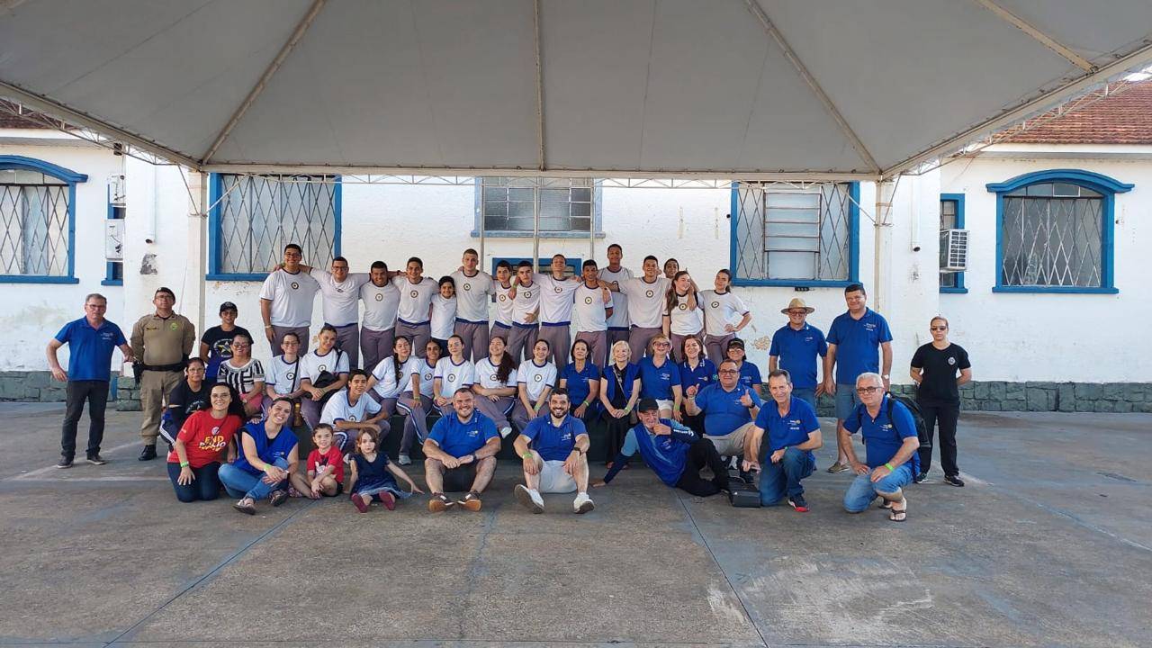 FOTO DOS VOLUNTARIO DO RCFI COSTA OESTE E DO 5º CPM