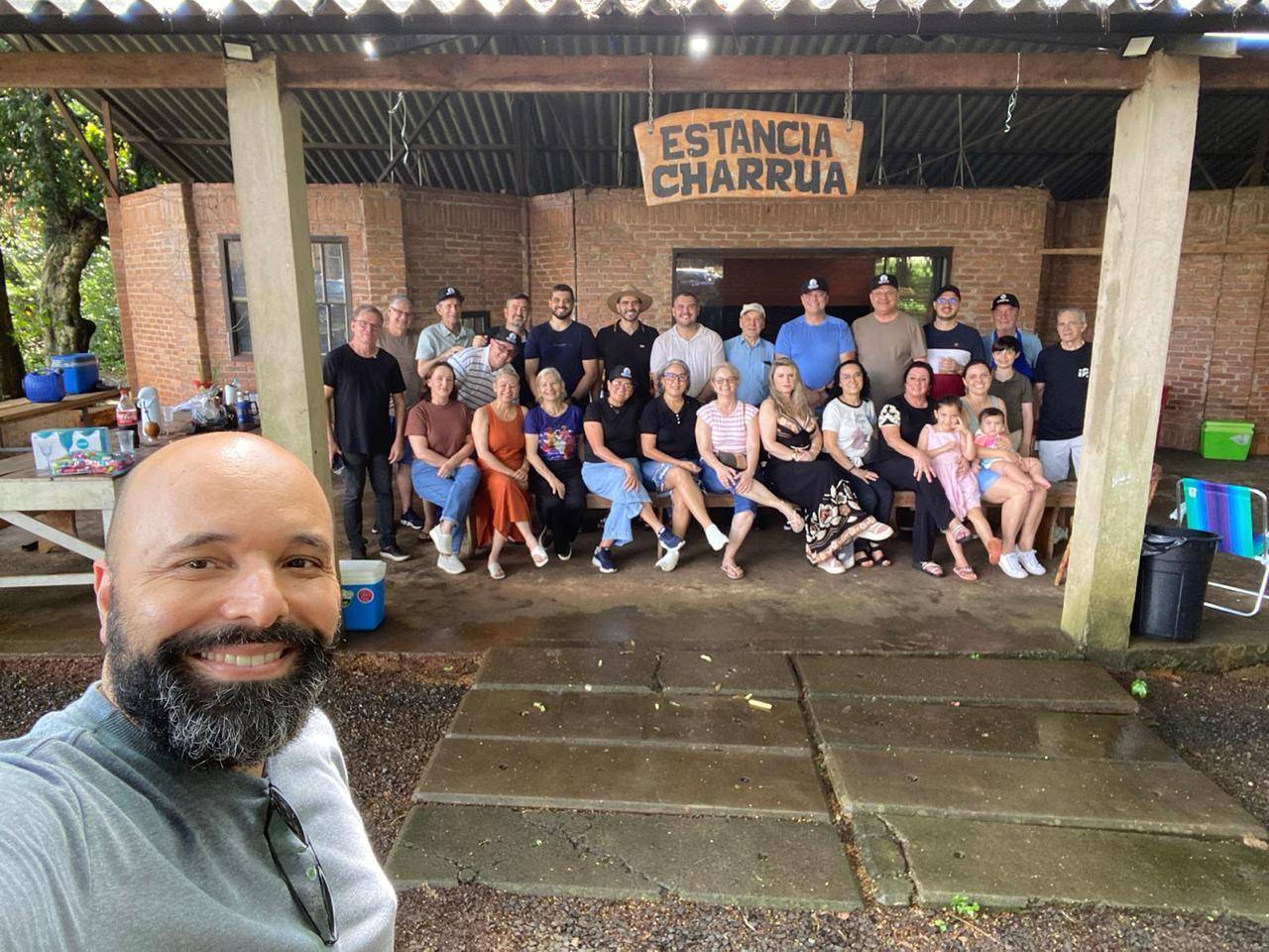 COMPANHEIROS E FAMILIARES REUNIDOS NA FESTIVA DE NATAL DO RCFI COSTA OESTE 