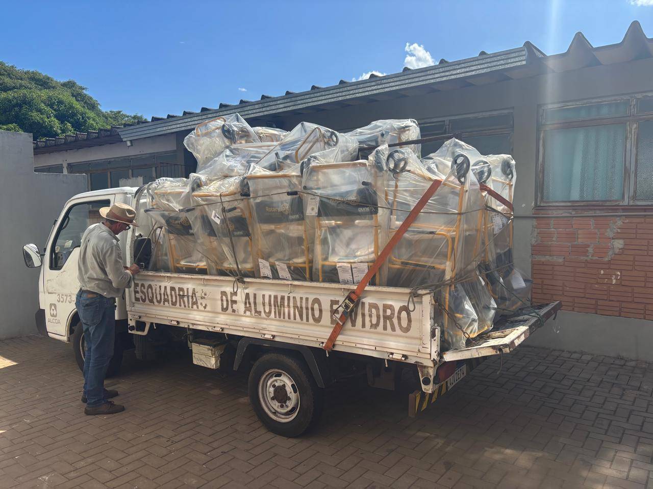 O PRESIDENTE DO BANCO DE CADEIRA DE RODAS DE BANHO COMPANHEIRO MOACIR DA ROSA FAZENDO A ENTREGA 