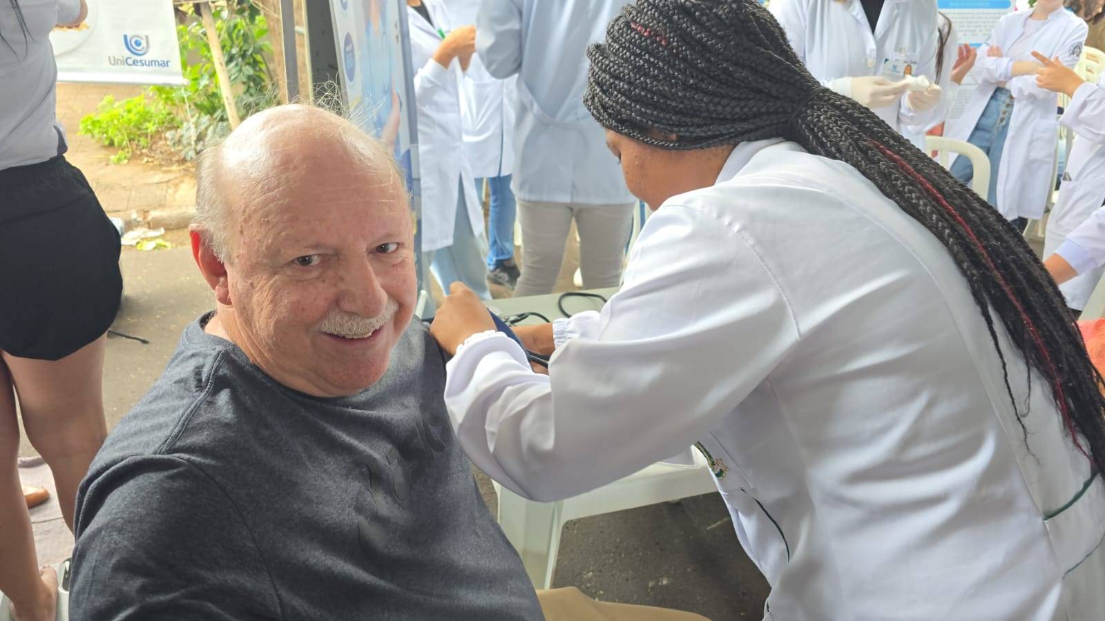 Companhiro Delcides Moser aproveitando para verificar a pressão, uma das atividades oferecidas pelo Rotary Day