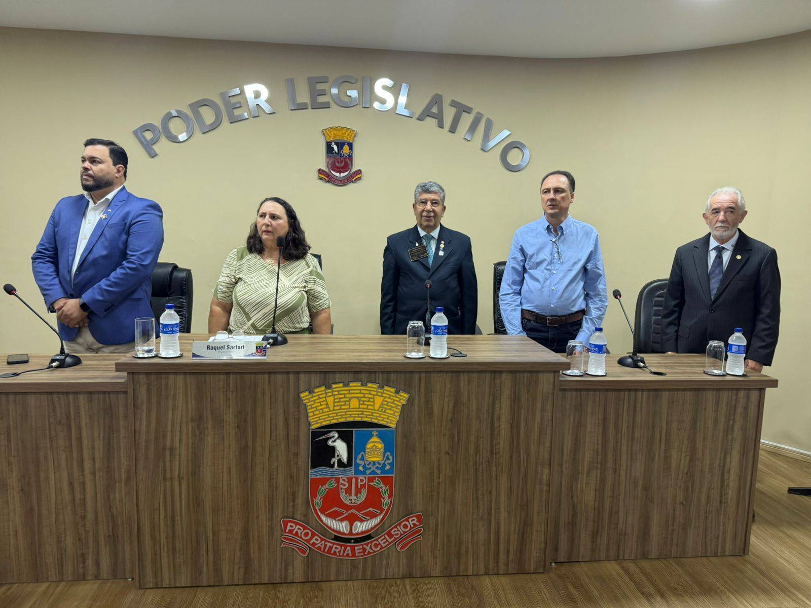 Autoridades municipais e rotarianos reunidos na Sessão Solene do Dia do Rotariano, na Câmara Municipal de Garça.