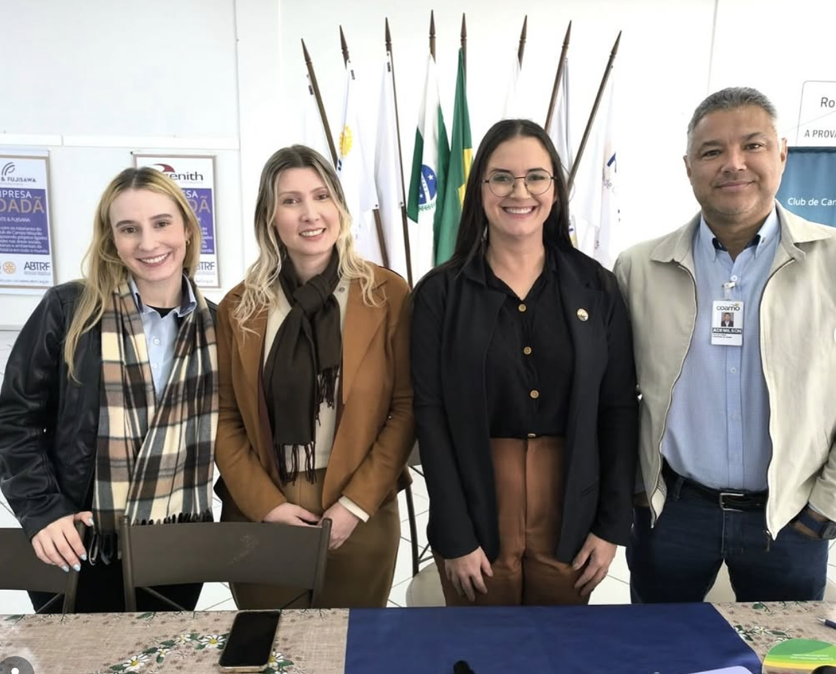 Aconteceu hoje a primeira reunião do ano rotário 2025/2026 do Rotary Club de Campo Mourão Lago Azul, inspirados pela mensagem presidencial de Francesco Arezzo:  “Unidos para fazer o bem”.  Com muita alegria, recebemos em nossa reunião a Governadora Assistente Ana Caroline dos Santos Ugarelli, que compartilhou palavras de incentivo e apoio para este novo ciclo que se inicia.  Durante a noite, também tivemos um momento especial de Instrução Rotária, conduzido pela companheira Fernanda, que nos trouxe uma importante reflexão sobre: - Instrução rotária: aprofundamento no conhecimento e na vivência rotária. - Informação rotária: comunicação de ações, eventos e atualizações do clube.  A presidente Juliana de Lima apresentou os primeiros projetos do ano: - Feijoada Lago Azul – 30 de agosto - Corrida da Amizade – 23 de novembro  Que venha um ano repleto de boas ações e companheirismo verdadeiro!