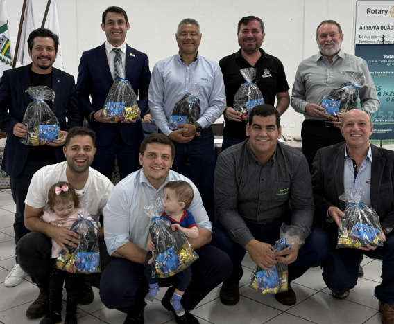 Ser pai é plantar valores, cultivar exemplos e colher amor. Neste Dia dos Pais, o Rotary Club de Campo Mourão – Lago Azul celebra todos os companheiros que carregam o título mais bonito da vida: PAI.  Pais que inspiram, que acolhem, que ensinam… Pais que transformam o mundo com pequenas ações, dentro e fora de casa. Hoje, nossa homenagem é para vocês, que fazem a diferença com amor e propósito.  Feliz Dia dos Pais!