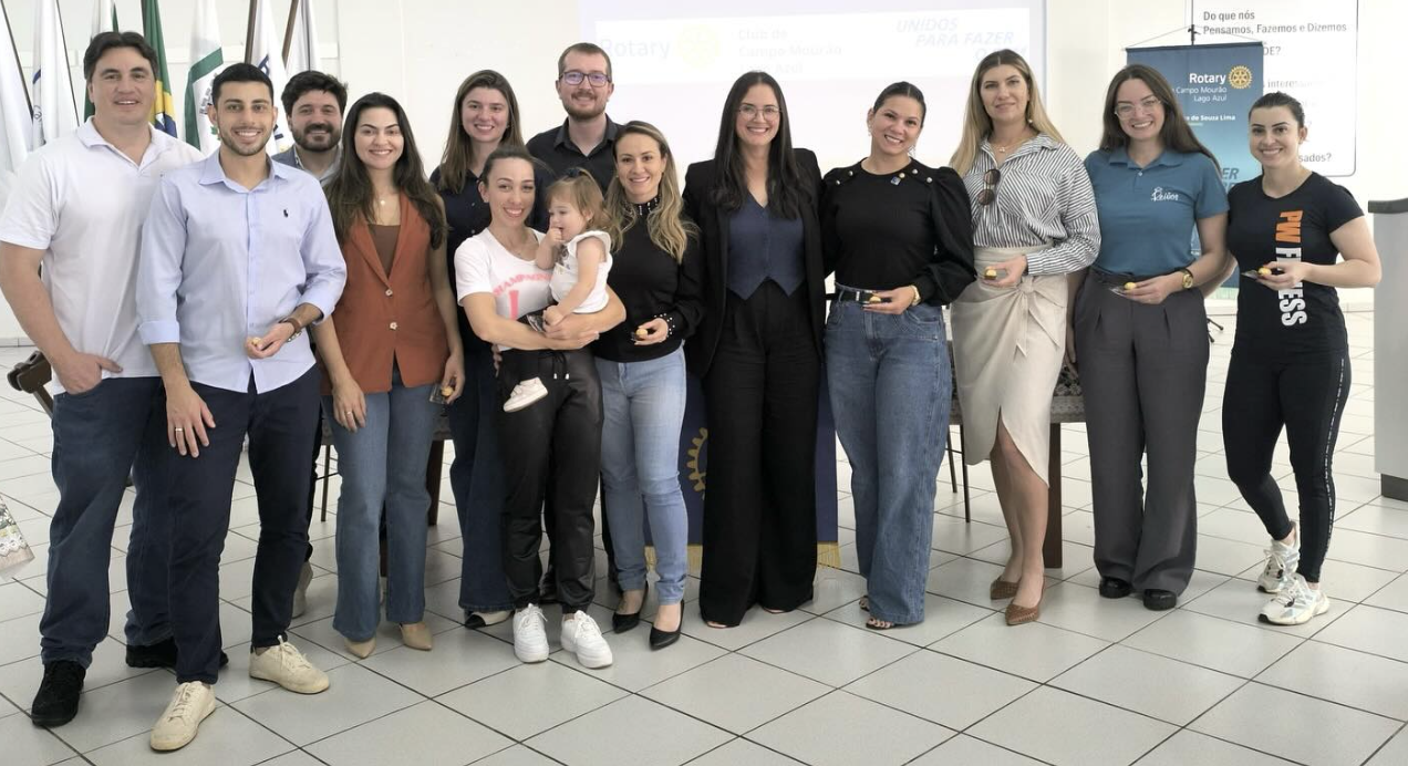 Hoje celebramos o Dia do Amigo de uma forma muito especial no Rotary Club de Campo Mourão Lago Azul. Agosto é o mês dedicado ao DQA. Desenvolvimento do Quadro Associativo, um momento em que reforçamos a importância de abrir as portas do nosso clube para novos amigos e futuros companheiros de jornada.  No nosso Dia do Convidado, ficamos imensamente felizes em receber tantas pessoas especiais que compartilharam dessa noite conosco. Afinal, é junto de amigos que construímos pontes e multiplicamos o bem!  Recebemos também as companheiras do @rotaryfomento @jheniffercarvalho.adv e @thais_stalmann que nos visitaram hoje para divulgar o delicioso prato típico porco a paraguaia que eles estão organizando o evento será no dia 21 de Setembro de 2025.