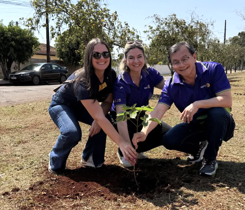 Durante o dia, o governador conheceu a Empresa Cidadã Sicredi, visitou um dos nossos projetos em ação, participou do plantio de uma árvore em nosso Marco Rotário e encerrou a tarde com uma Assembleia, fortalecendo ainda mais os laços de companheirismo e serviço.