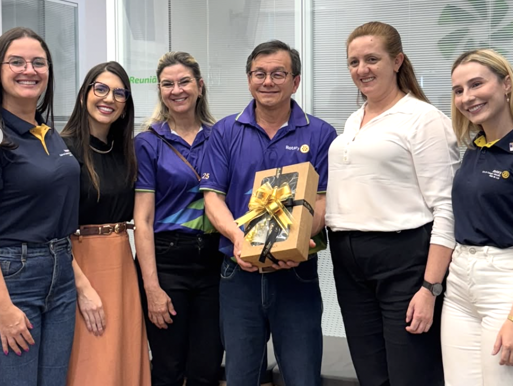 Durante o dia, o governador conheceu a Empresa Cidadã Sicredi, visitou um dos nossos projetos em ação, participou do plantio de uma árvore em nosso Marco Rotário e encerrou a tarde com uma Assembleia, fortalecendo ainda mais os laços de companheirismo e serviço.