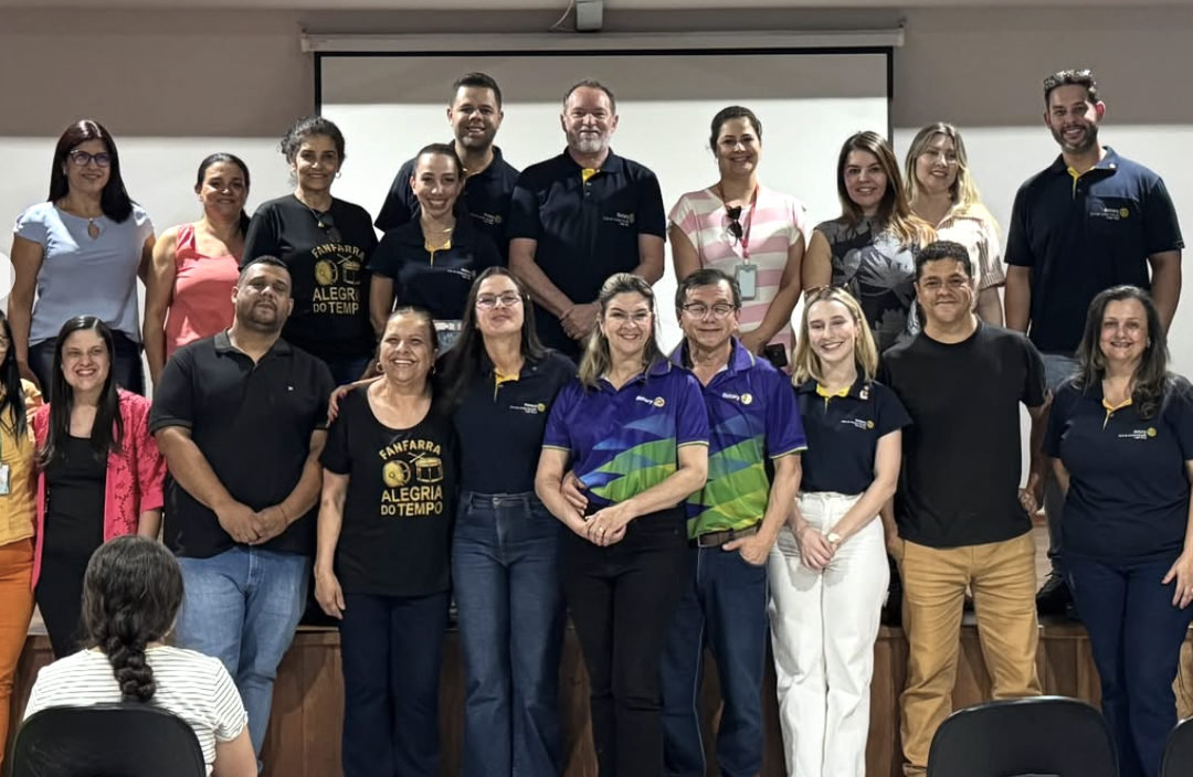 Durante o dia, o governador conheceu a Empresa Cidadã Sicredi, visitou um dos nossos projetos em ação, participou do plantio de uma árvore em nosso Marco Rotário e encerrou a tarde com uma Assembleia, fortalecendo ainda mais os laços de companheirismo e serviço.