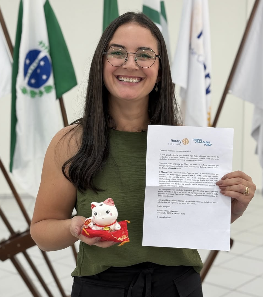 Nesta terça-feira realizamos a 11ª reunião ordinária do ano rotário 2025/2026 com uma bela instrução rotária do companheiro @marcelrodrigues8888 com o tema: Características fundamentais do Rotary.  Além disso recebemos o presente do Governador Celso e da sua esposa Luciana, o Gato da Sorte, um ícone da cultura japonesa que carrega significados profundos e dialogam com os ideias do Rotary.