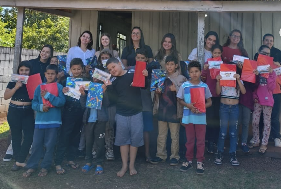 Entre fios e sorrisos Hoje realizamos uma ação especial dentro do projeto idealizado por Luciana Miyamoto, esposa do governador Celso Miyamoto, que tem como objetivo levar conhecimento e promover a saúde bucal.  No Centro de Convivência, recebemos uma palestra ministrada pela professora Josimara e pelas acadêmicas de Odontologia do Integrado, reforçando a importância da higiene bucal e do uso do fio dental.  Além do aprendizado, as crianças receberam kits contendo escova de dente, creme dental, fio dental, um livrinho de colorir e uma bolsinha. Foi um momento de cuidado, alegria e conhecimento que certamente ficará guardado na memória dos pequenos.