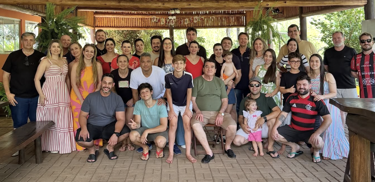 Nossa confraternização aconteceu na fazenda do nosso sócio honorário Névio Hanel, e foi cheia de momentos simples, genuínos e divertidos.  Começamos com um café colonial daqueles que aquecem a alma: pão caseiro, doces feitos com carinho e sabor de domingo na casa dos avós.  No almoço, servimos o costelão preparado pelos companheiros Jackson e Victor.  À tarde, seguimos paro rio para refrescar, dar boas risadas e aproveitar o fim do dia em boa companhia.