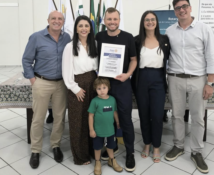 Hoje a nossa 21ª Reunião Ordinária, sob a mensagem presidencial “unidos para fazer o bem”, foi ainda mais especial! Tivemos a alegria de dar as boas-vindas ao nosso novo associado, @carlos_fernando_galoro . Que sua jornada conosco seja repleta de realizações e amizades!  Seja muito bem-vindo à Família Lago Azul Carlos.