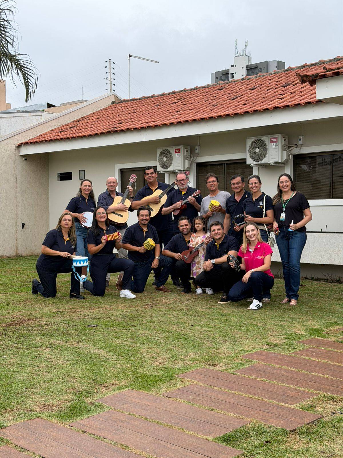 Existem projetos que a gente entrega… E existem projetos que tocam a alma.  Dia 13 de Fevereiro foi dia de entregar algo MUITO especial para o nosso clube o projeto de musicalização para o AMPARA Centro Especializado no Atendimento a Pessoas com Transtorno do Espectro Autista.  Doamos instrumentos musicais, violão, percussão, bateria e tudo que envolve o universo da música, porque acreditamos que a música transforma, desenvolve, inclui e conecta.  Cada acorde será uma nova possibilidade. Cada batida, uma nova forma de expressão. Cada som, um passo a mais na construção de autonomia e autoestima.  Que esses instrumentos ecoem esperança, desenvolvimento e muitos sorrisos.  Seguimos acreditando que propósito é aquilo que deixa marca na vida das pessoas.