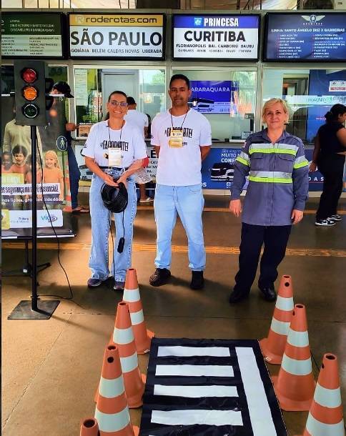 Mobilização orientou viajantes e reforçou medidas de prevenção, com destaque para o uso do cinto de segurança — inclusive em viagens de ônibus.